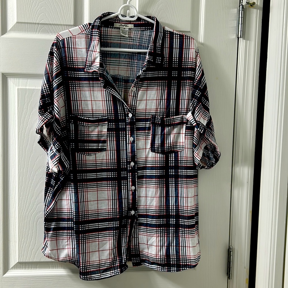 Love Potion short sleeve blouse with 2 front pockets.  Size 3x